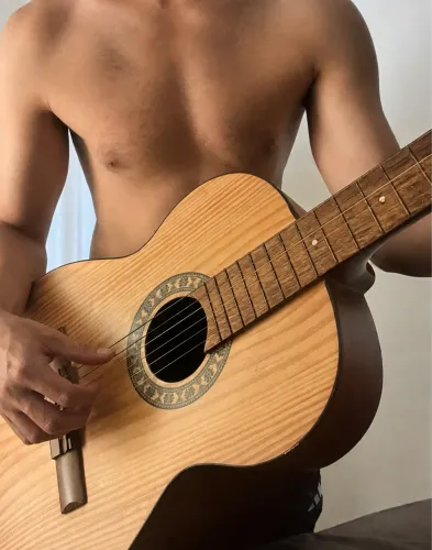 Violão artesanal em madeira - excelente sonoridade e bom estado