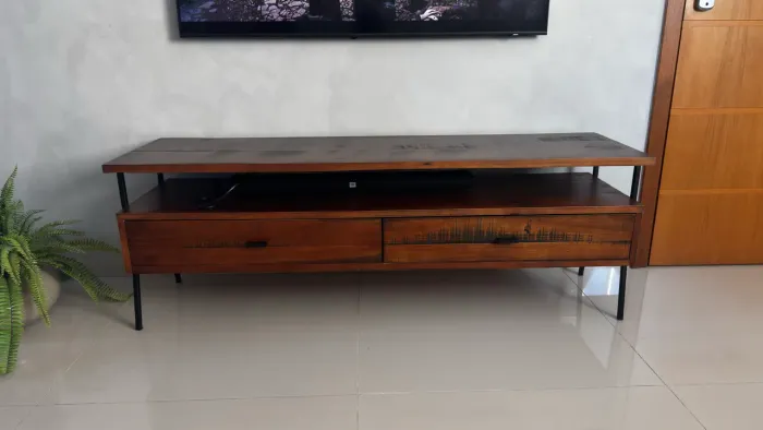 Rack para TV Madeira Rústica e Pés Metálicos