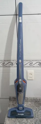 Aspirador de pó vertical sem fio Electrolux Ergorapido 2 em 1 com detalhe.
