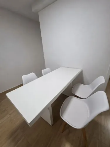 Mesa de Jantar + 4 Cadeiras