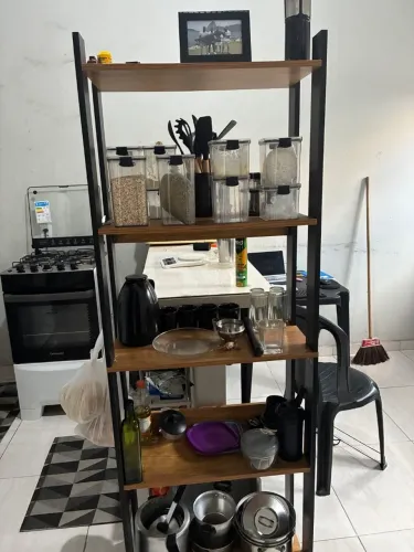 Kit completo de cozinha com prateleira + potes + copos + utensílios