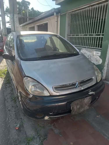 Vendo Xsara Picasso SOMENTE PARA PEÇAS. Só vendo o carro completo.