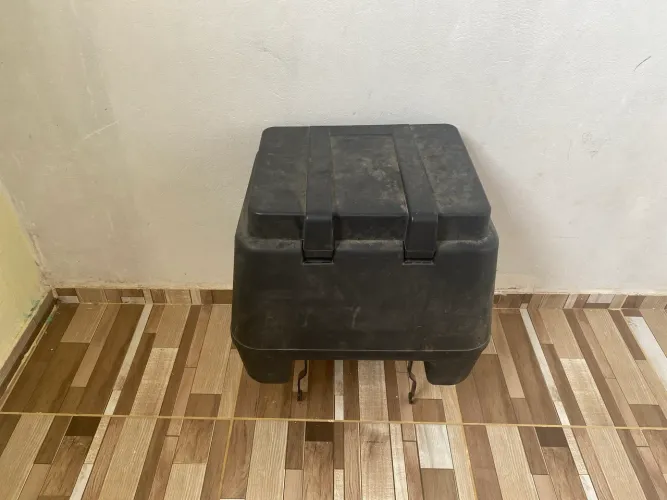 Vende-se um baú pra moto de 80 litros