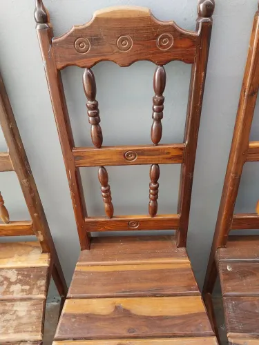 Vendo jogo de cadeiras de madeira de qualidade.