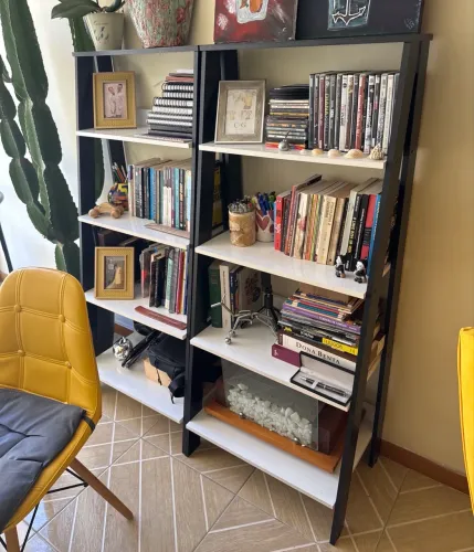 Duas estantes de livros