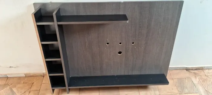 Painel de TV em ótimo estado - 180 cm, com nichos e prateleiras