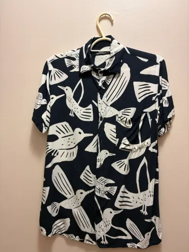 Camisa de botão estampada, da Carambola!