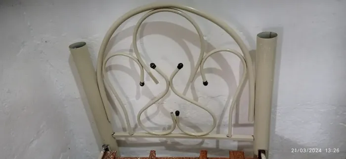 Cama de solteiro de ferro cor creme com colchão