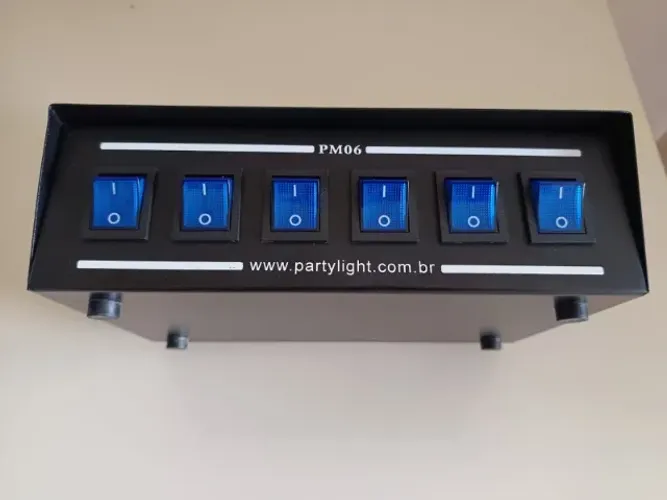 Chaveadora com proteção ou régua de energia com fusível protetor em cada chave.