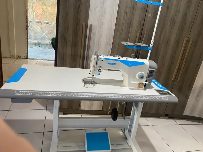 Máquina de Costura Reta Industrial Jack F5 Completa com mesa e motor Direct Drive 127V