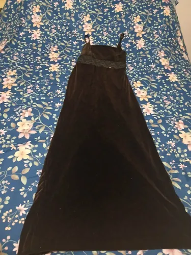 Lindo vestido em veludo marrom