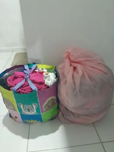 Vendo dois sacos de roupas 