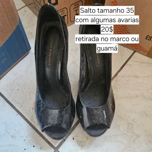 Sapato salto preto com avarias