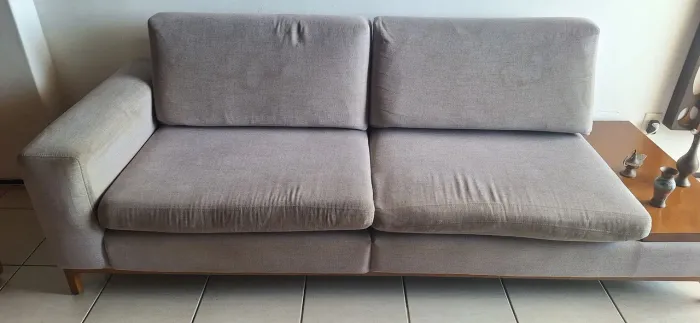 Sofá três lugares com lateral apoio,base madeira tecido,perfeito