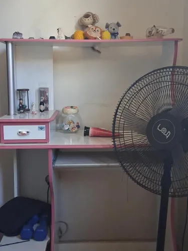 Mesa de computador antiga rosa e branca
