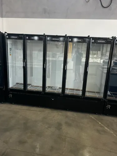 Expositor 5 portas - Pronta entrega - Disponível - Refrigerados 