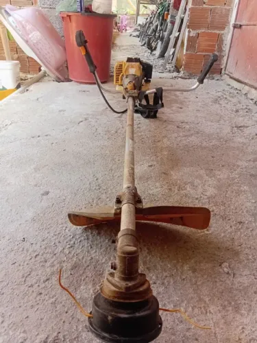 Roçadeira a gasolina Vulcan VR430S.