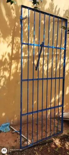 2 JANELAS VENEZIANA E UMA GRADE DE SEGURANCA