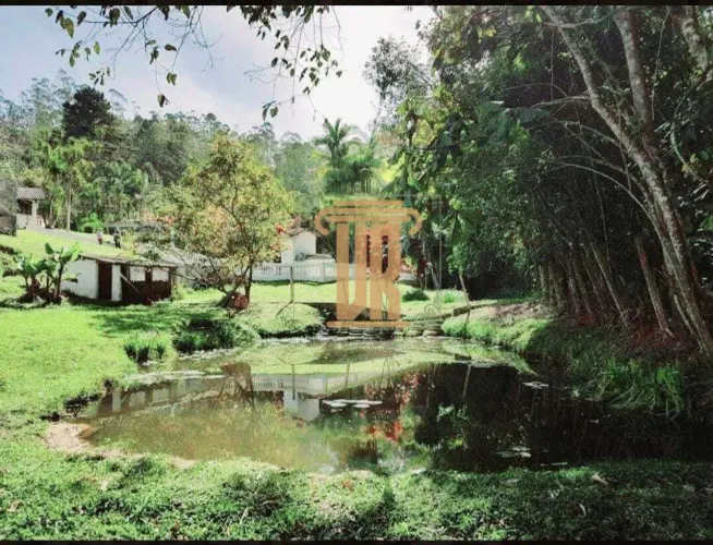 Sítio com 3.5 alqueires em Suzano- SP com 4 casas, salão de festas e piscina