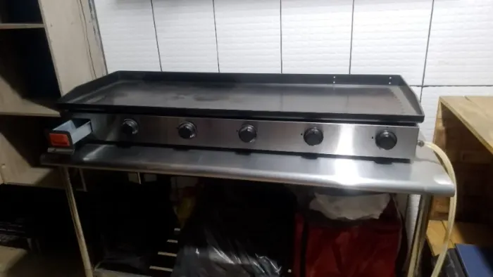 Vendo Chapa grande, mesa de inox, balcão. 2 mês de uso . Não entrego