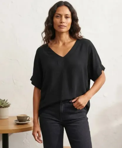Blusa Preta Decote V Em Viscose. Tamanho G