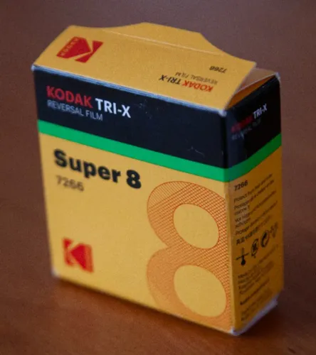 Cartucho de filme Super 8 preto e branco Kodak Tri-X Reversal