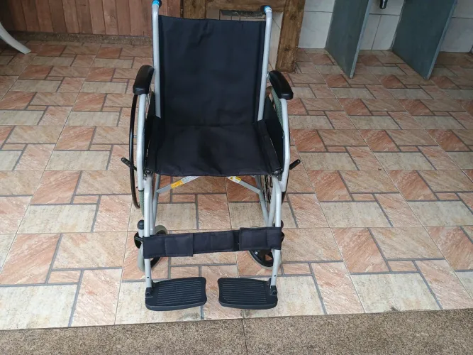 Vendo cadeira de rodas Dellamed