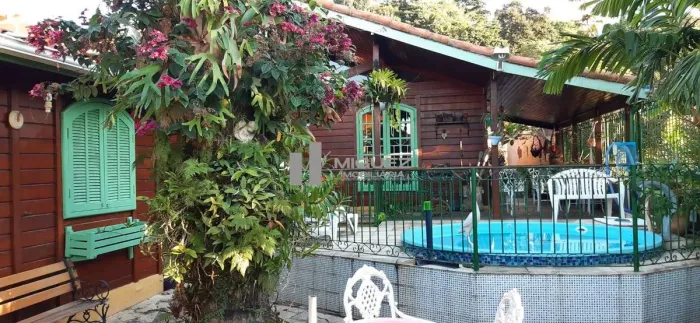 Linda Casa Colonial à venda com 4 Quartos sendo 1 suite 2 vagas, 180m² com piscina e churr