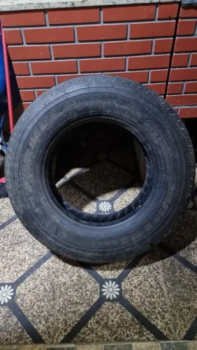 Pneu 215 / 75 R 17.5
