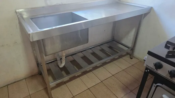 Pia industrial de 1,60 e uma mesa balcão de 1,90 cm
