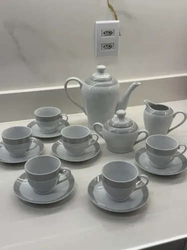 Jogo de chá em porcelana branco com detalhes em prata