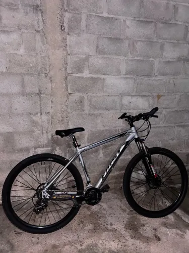 Bicicleta Mountain Bike Prata e Preta