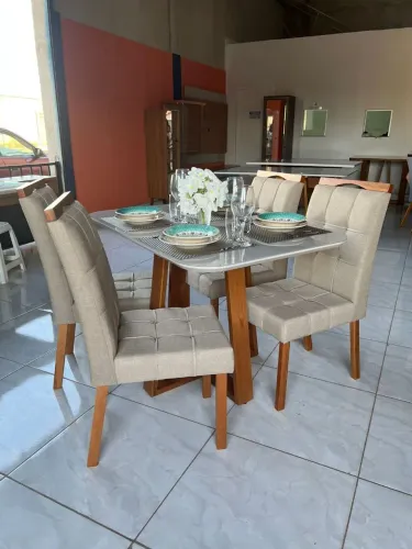 Mesa de Jantar com 04 lugares