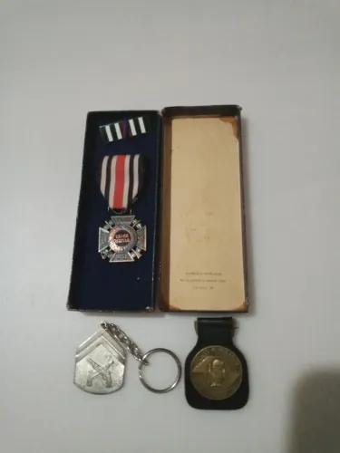 Vendo medalha militar do estado Sp com mais dois acessórios ótima condições