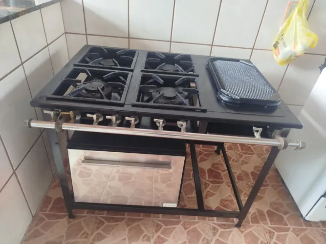 Fogão industrial Venâncio - 4 bocas com chapa e forno