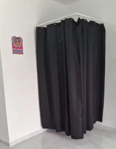 Cortina para provador com ganchos