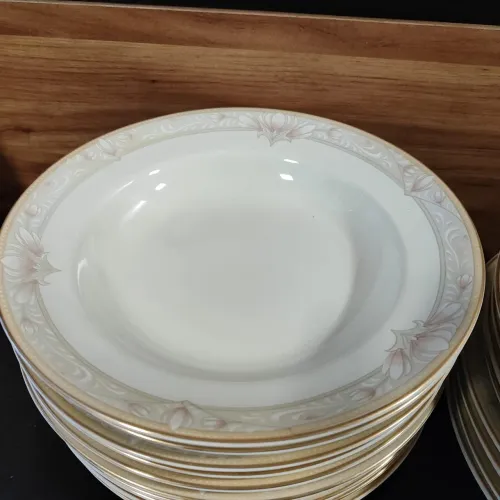 Lote de 24 peças em porcelana Schmidt Ivory China em novos ( 12 pratos rasos e 12 fundos)