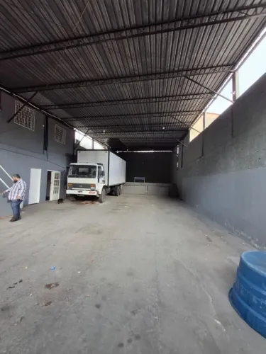 Galpão/Armazém 370m² c/ Mezanino c/ 4 Salas e Entrada para Caminhão no Adrianópolis