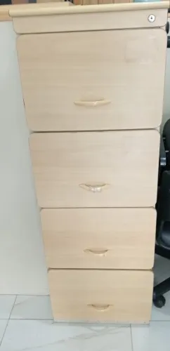 Organize seus pertences com este elegante gaveteiro de 4 gavetas.