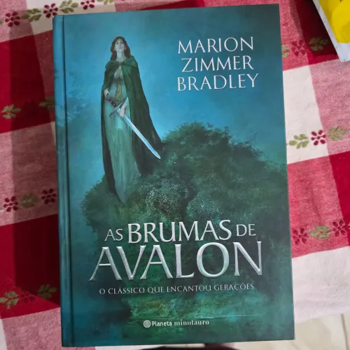 Livro As Brumas de Avalon capa dura