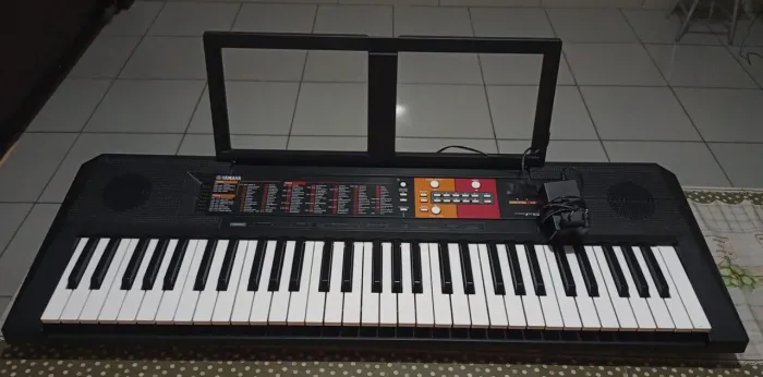 Vendo teclado para iniciantes semi novo