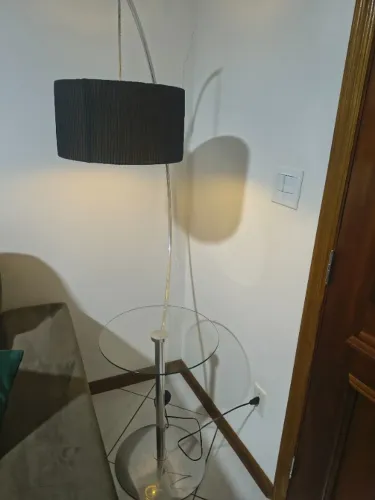Mesa de canto com luminária