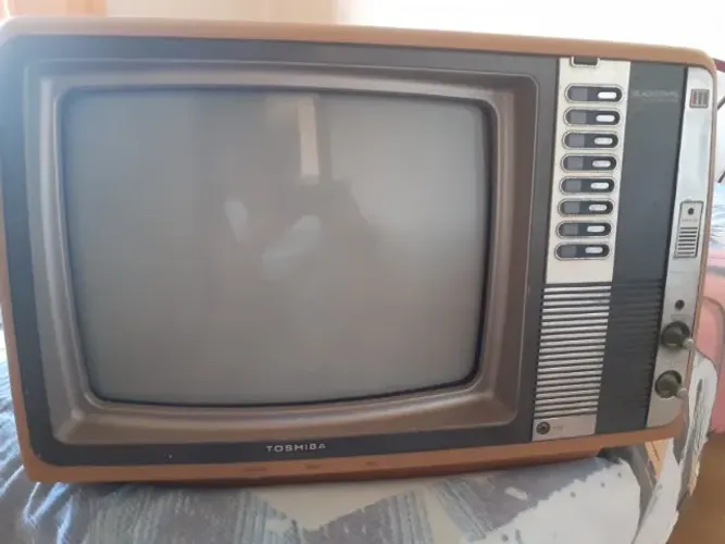 Tv Toshiba anos 80 bege colorida