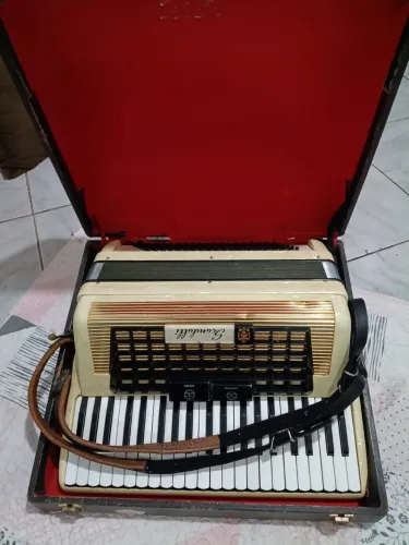 Acordeom Scandalli 120 baixa elétrico