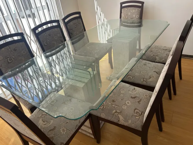 Mesa com tampo em vidro 8mm e 08 cadeiras
