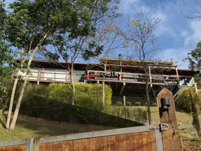 Casa de luxo em condomínio: 3 quartos, 3 suítes, 4 salas, 6 banheiros, 3 vagas de garagem,