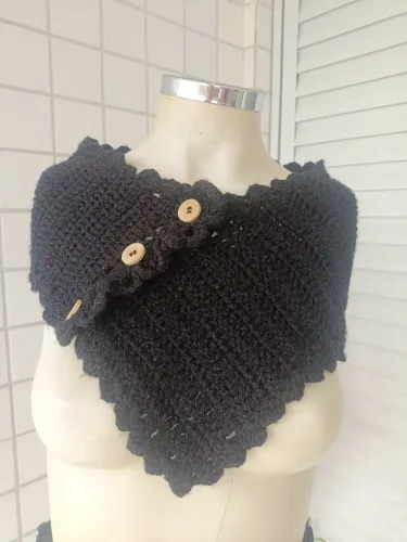 Poncho / Gola em Crochê Preto - Feito à Mão.