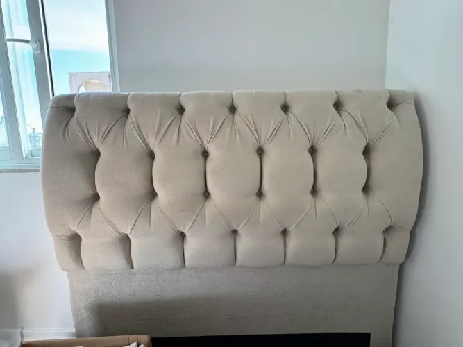 Cabeceira de cama de casal bege suede