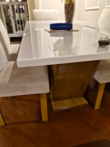Mesa com 6 cadeiras, pés de madeira, pouco uso