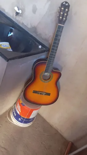 Violão com cordas de nailon em bom estado. Não tem as cordas de aço porque ficaram velhas
